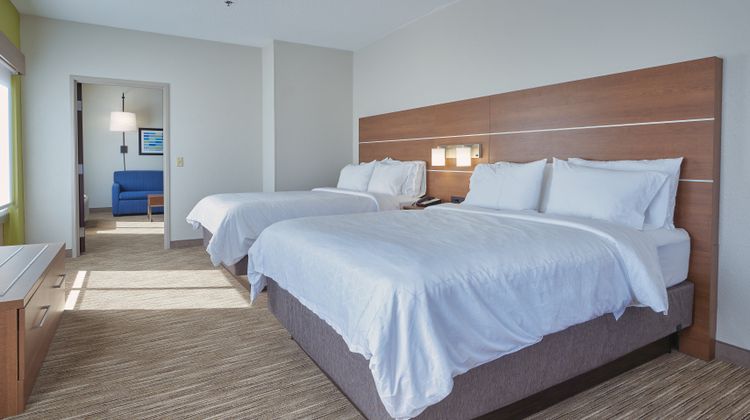 Holiday Inn Express/Stes Akron Reg Arpt Suite