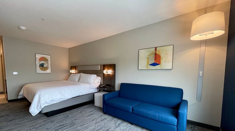 Holiday Inn Express & Suites Airport Room
