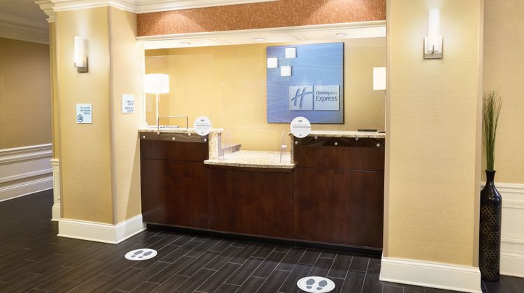 Holiday Inn Express & Suites Alpharetta Lobby