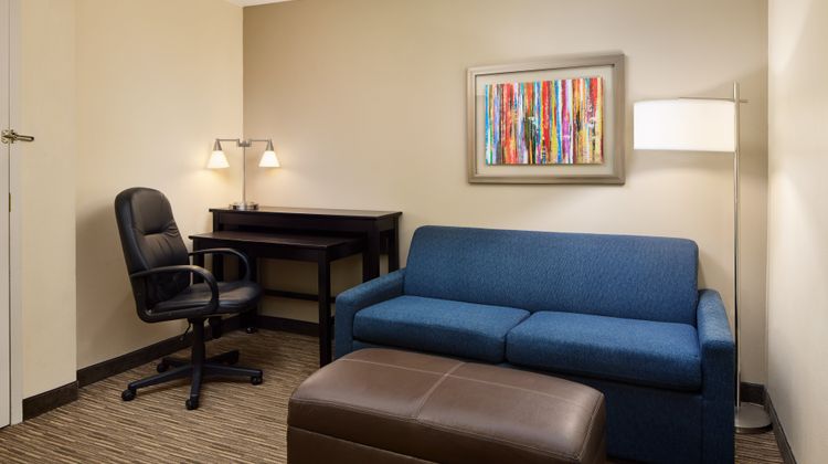 Holiday Inn Express & Suites Alpharetta Room