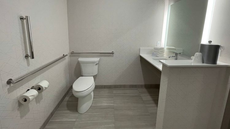 Holiday Inn Express & Suites Airport Room