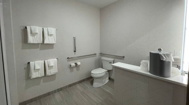 Holiday Inn Express & Suites Airport Room