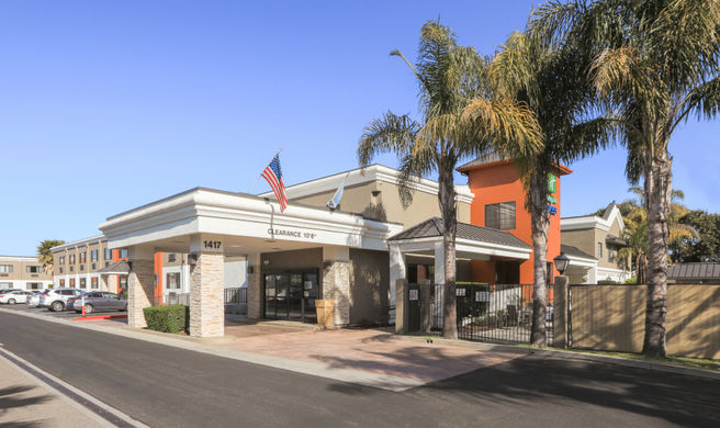 Holiday Inn Express Exterior