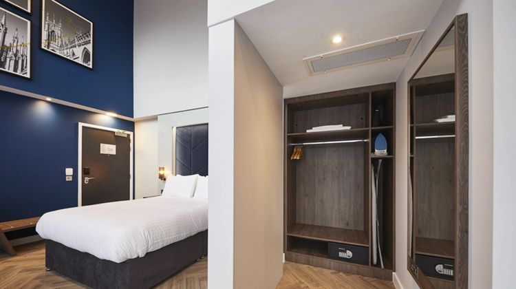Roomzzz York Suite