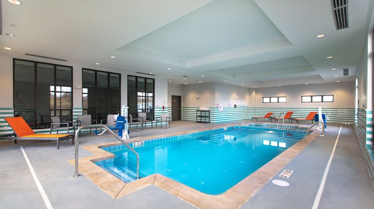 Holiday Inn Kansas City NE Pool