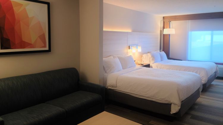 Holiday Inn Express Lordstown NewtonFall Suite