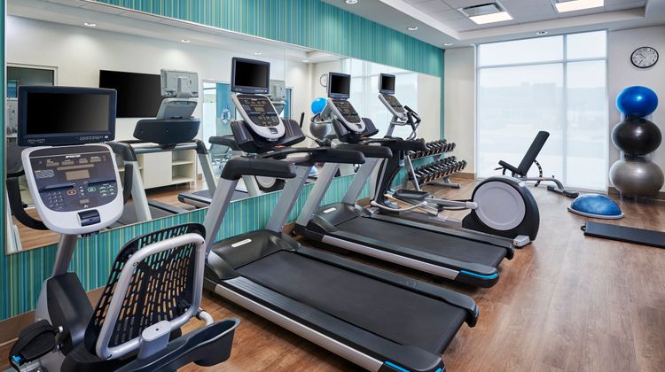 Holiday Inn Express & Suites Lakeshore Health Club