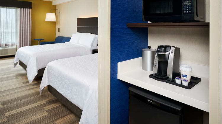 Holiday Inn Express & Suites Lakeshore Suite
