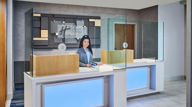 Holiday Inn Express & Suites Lakeshore Lobby