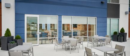 Holiday Inn Express & Suites Lakeshore Exterior