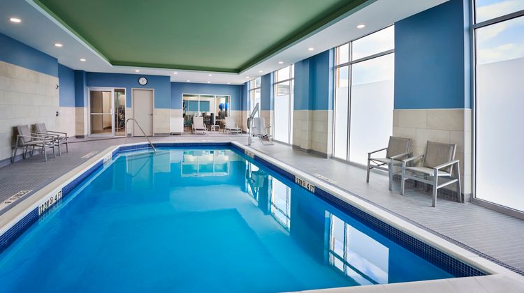 Holiday Inn Express & Suites Lakeshore Pool