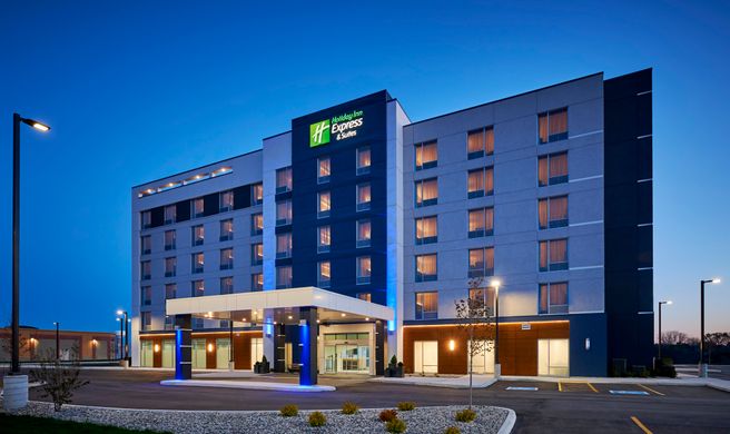 Holiday Inn Express & Suites Lakeshore Exterior