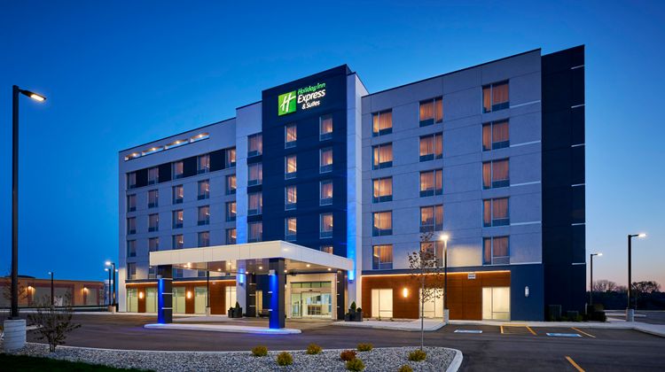 Holiday Inn Express & Suites Lakeshore Exterior