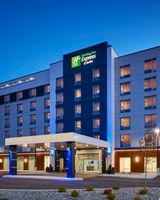 Holiday Inn Express & Suites Lakeshore
