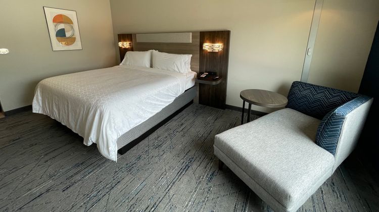 Holiday Inn Express & Suites Airport Room