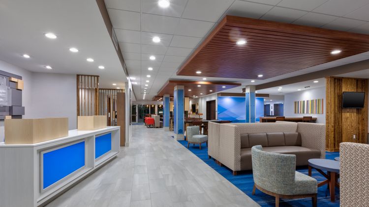 Holiday Inn Express & Suites Wooster Lobby