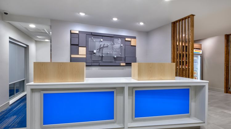 Holiday Inn Express & Suites Wooster Lobby