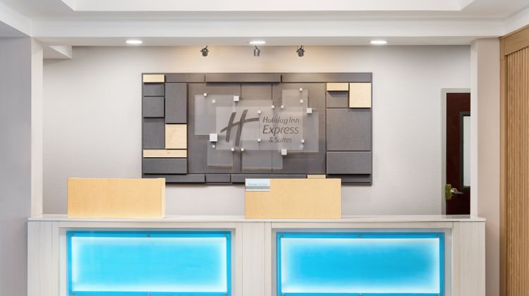 Holiday Inn Express & Suites Northlake Lobby