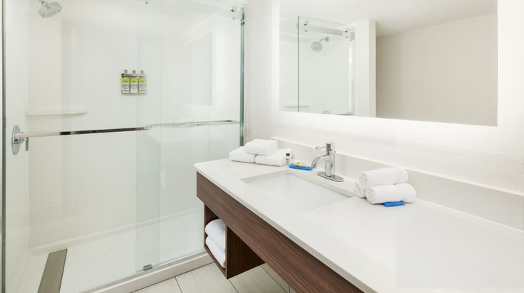 Holiday Inn Express & Suites Northlake Room
