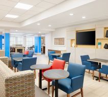 Holiday Inn Express & Suites Northlake Lobby