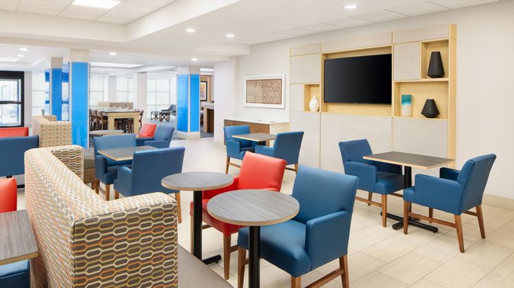 Holiday Inn Express & Suites Northlake Lobby