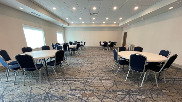 Holiday Inn Express & Suites Airport Meeting