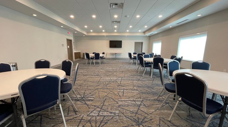 Holiday Inn Express & Suites Airport Meeting