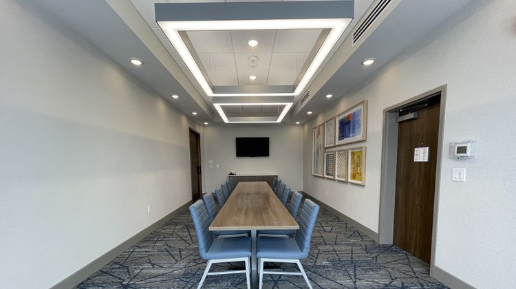 Holiday Inn Express & Suites Airport Meeting
