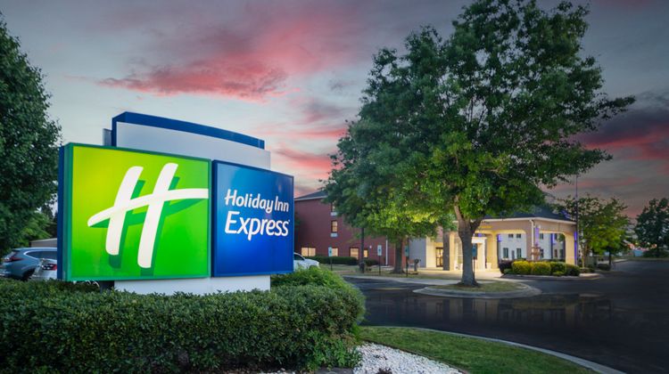 Holiday Inn Express Clayton - SE Raleigh Exterior