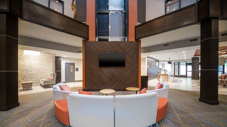 Holiday Inn St. Louis-Creve Coeur Lobby