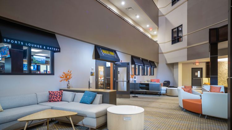 Holiday Inn St. Louis-Creve Coeur Lobby