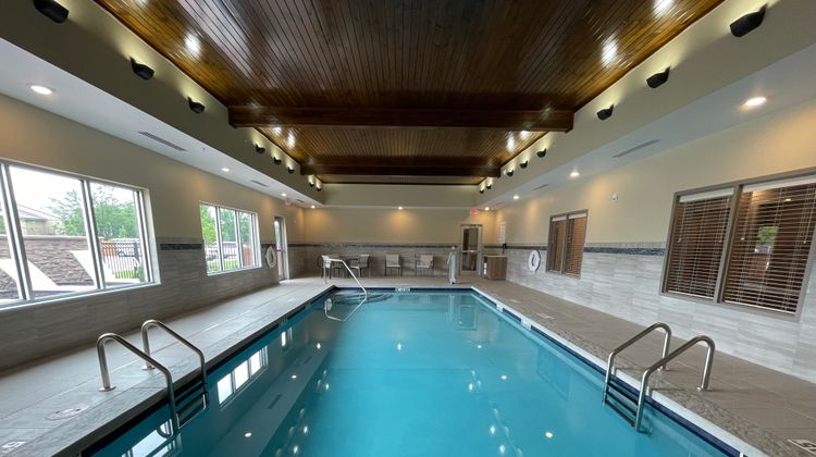 Holiday Inn Express & Suites Airport Pool