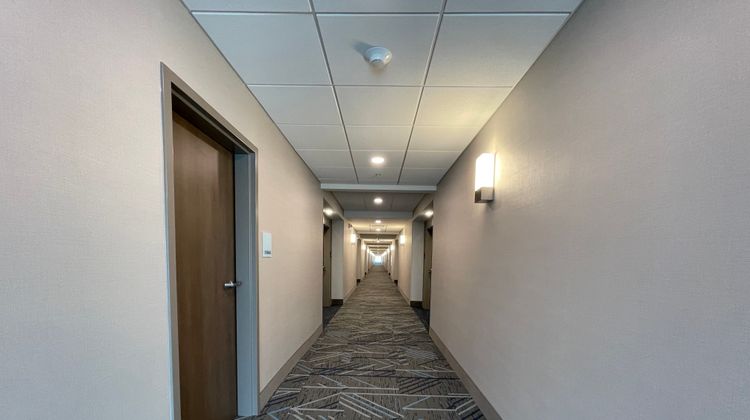 Holiday Inn Express & Suites Airport Lobby
