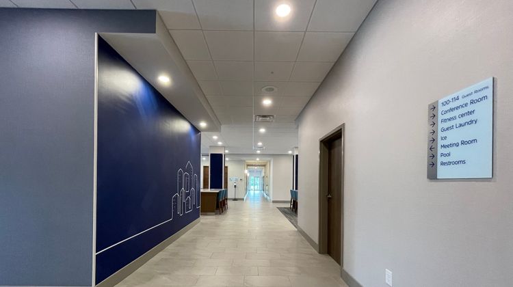 Holiday Inn Express & Suites Airport Lobby