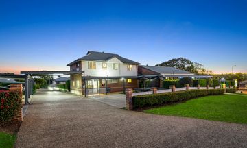 Ambassador On Ruthven Motel