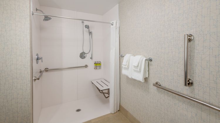 Holiday Inn Express/Stes Airport North Room