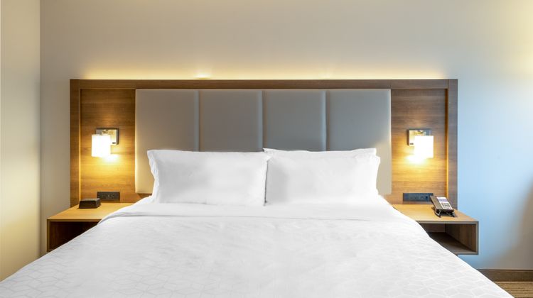 Holiday Inn Express/Stes Airport North Room