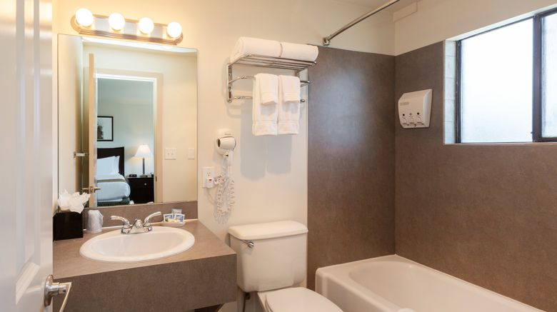 <b>The Grove Inn Room</b>. Images powered by <a href="https://www.leonardoworldwide.com/" title="Leonardo Worldwide" target="_blank">Leonardo</a>.