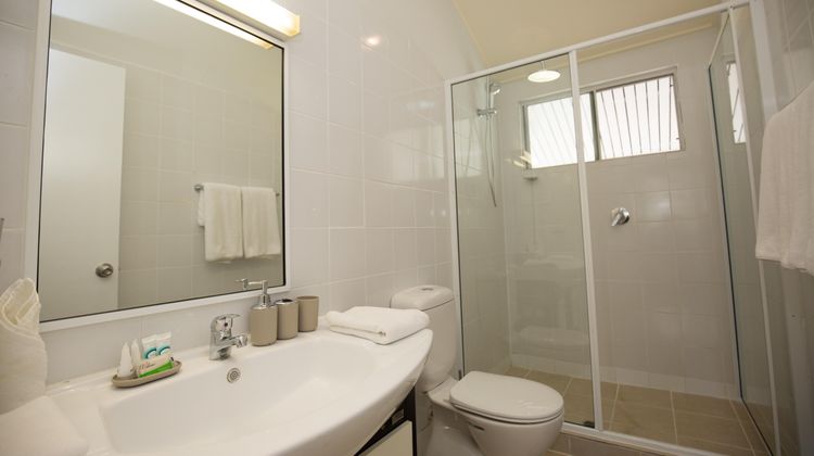 Gateway Hotel & Apartments Room
