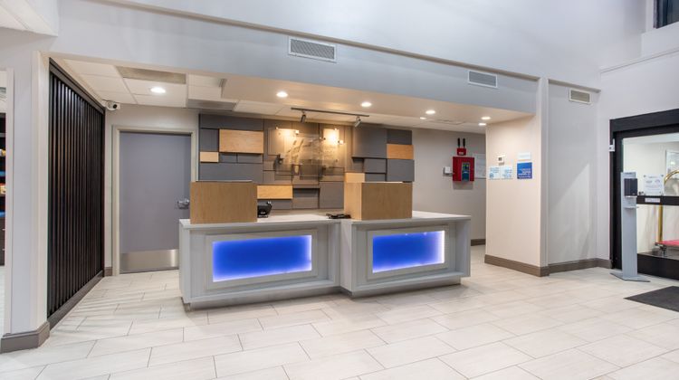 Holiday Inn Express Lobby