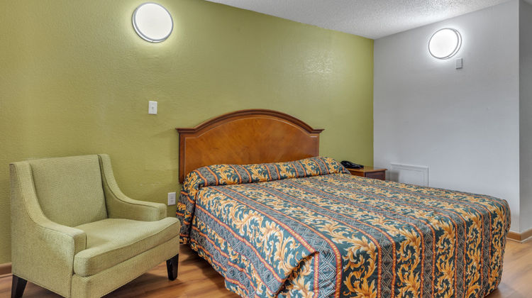 Studios and Suites 4 Less Emporia Room