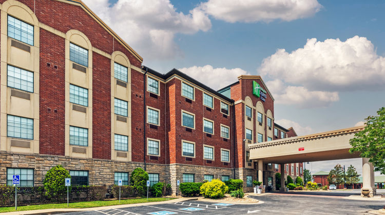 Holiday Inn Express Hotel & Suites Exterior