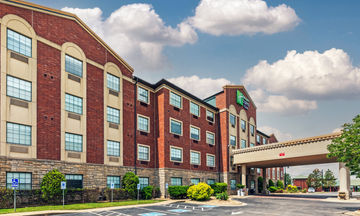 Holiday Inn Express Hotel & Suites