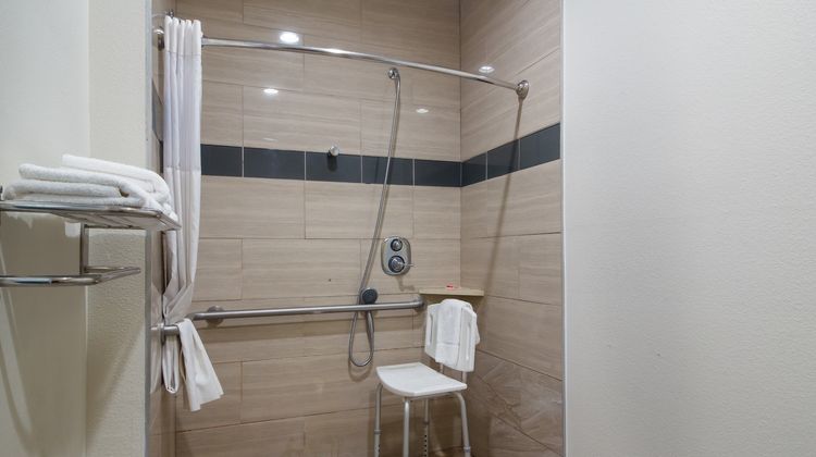 Scottish Inns & Suites Room