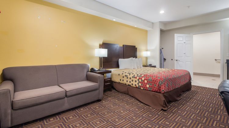 Scottish Inns & Suites Room