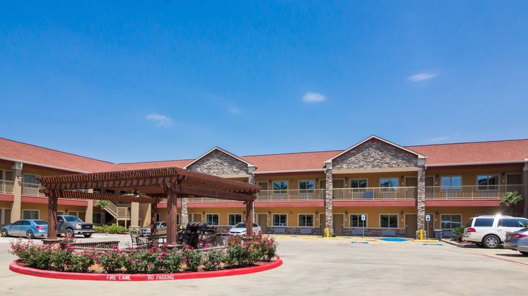 Scottish Inns & Suites Exterior