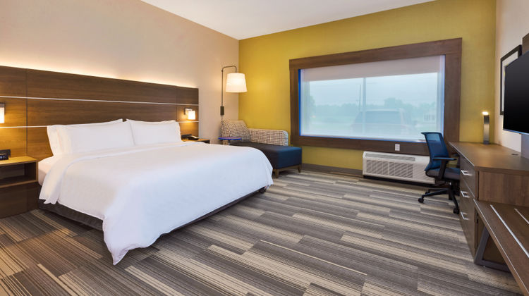 Holiday Inn Express & Suites Milan Room