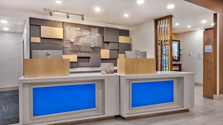 Holiday Inn Express & Suites Milan Lobby