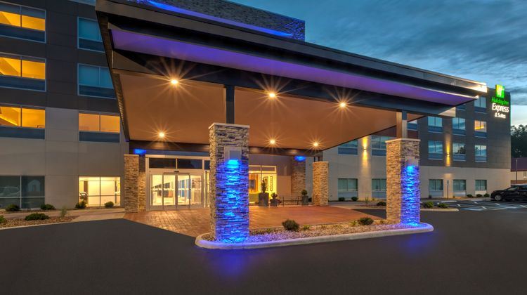 Holiday Inn Express & Suites Milan Exterior