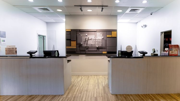 Holiday Inn Express Hotel & Suites Lobby